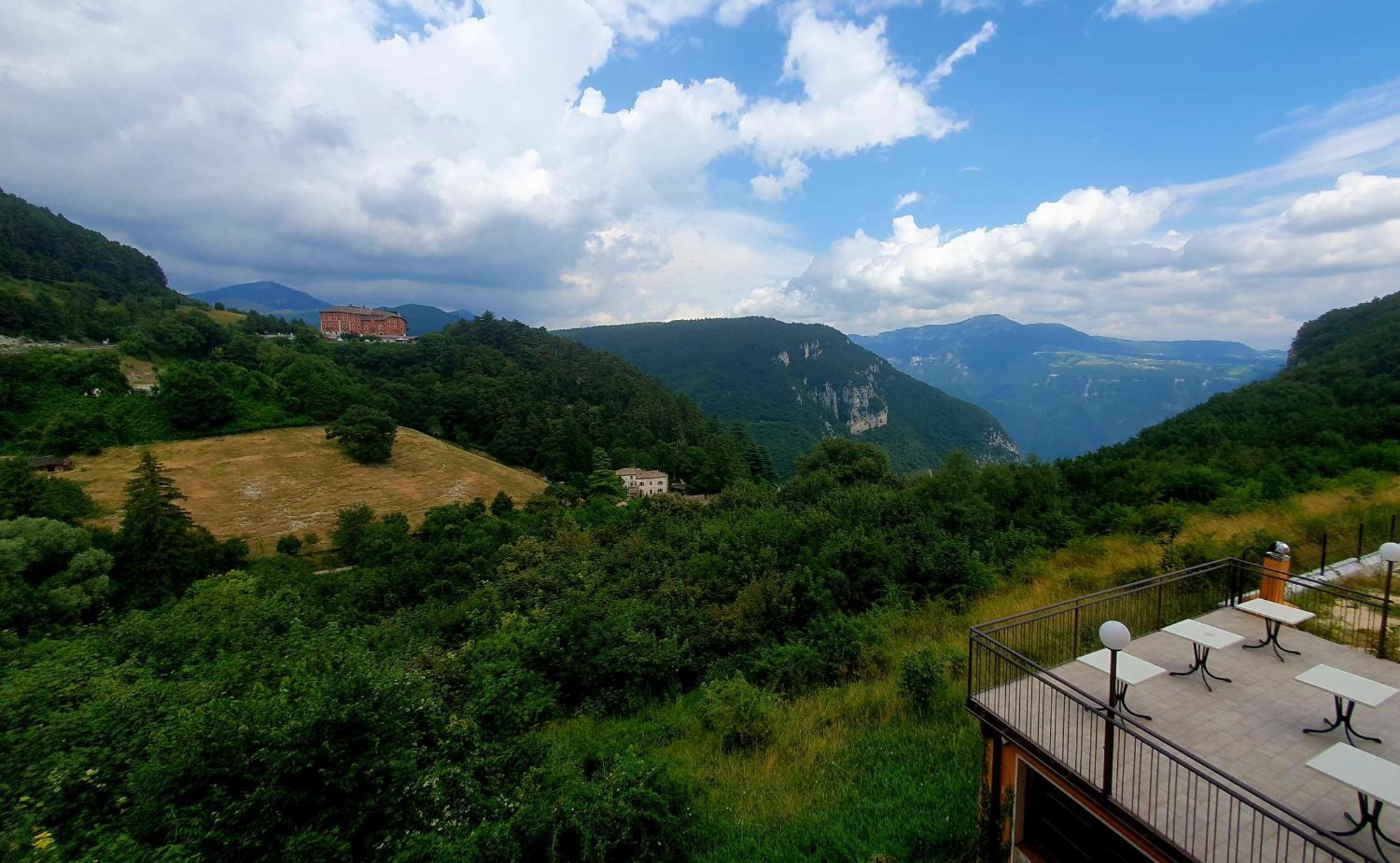 Hotel Serena Spiazzi Di Caprino Exterior foto